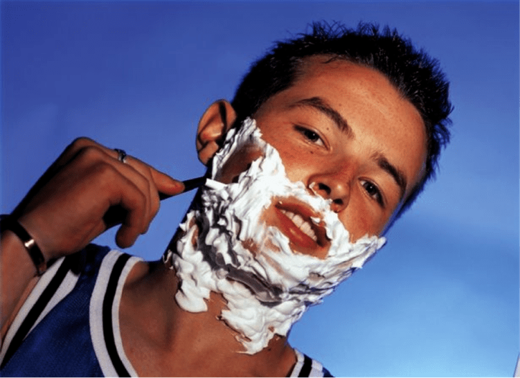 genç tıraş oluyor ve penis büyütmeyi düşünüyor