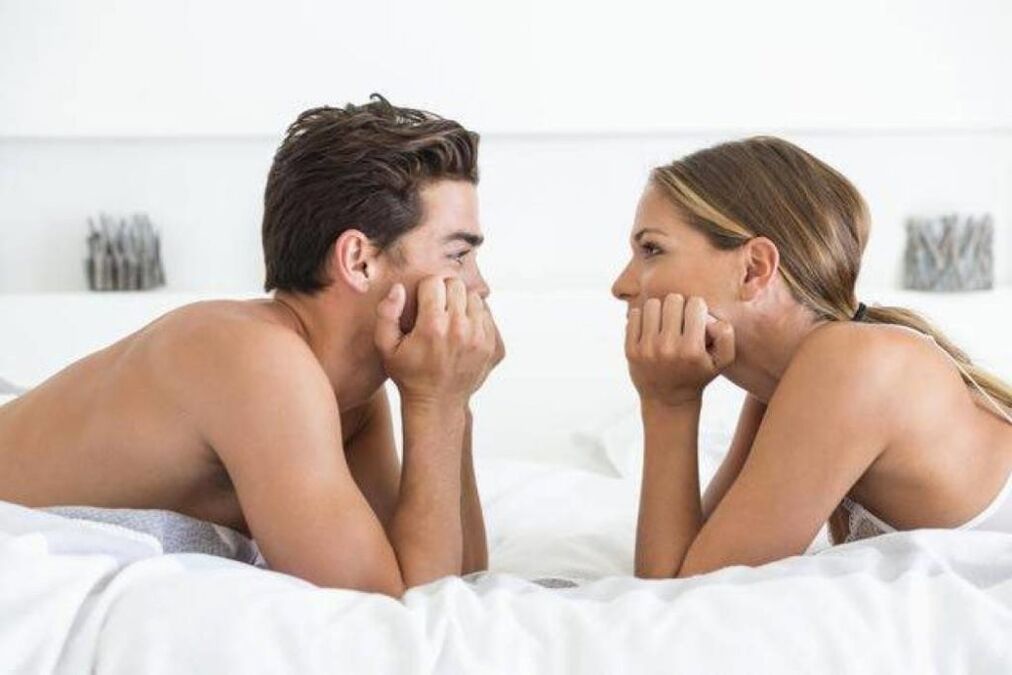 genişlemiş penisli bir adamla yatakta bir kadın