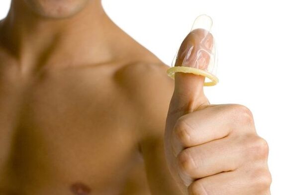 parmaktaki prezervatif, gencin penisinin büyümesini sembolize eder
